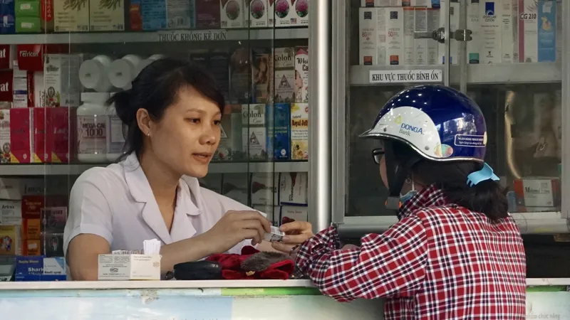 Người dân mua thuốc tại một cửa hàng thuốc trên địa bàn quận 1, TPHCM