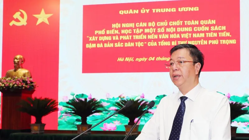 PGS-TS Vũ Trọng Lâm, Giám đốc, Tổng Biên tập Nhà xuất bản Chính trị quốc gia Sự thật, giới thiệu về quá trình xuất bản cuốn sách. Ảnh: LAODONG