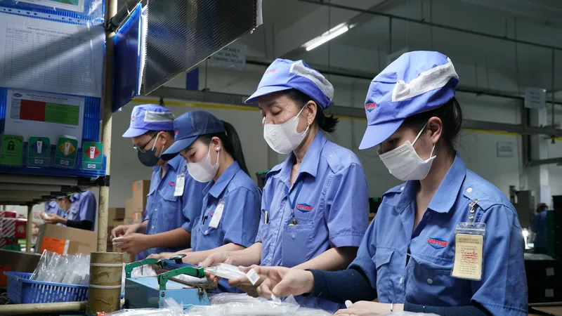 Gia công và lắp ráp chi tiết sản phẩm nhựa xuất khẩu tại một doanh nghiệp ở TP Thủ Đức, TPHCM. Ảnh: HOÀNG HÙNG