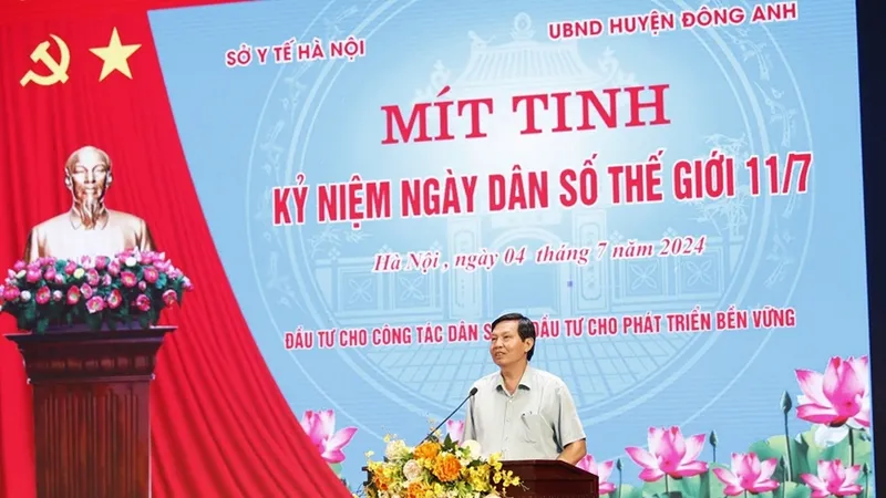 Phó Giám đốc Sở Y tế Trần Văn Chung, Phó trưởng Ban chỉ đạo công tác dân số và phát triển thành phố Hà Nội phát biểu tại Lễ mít tinh
