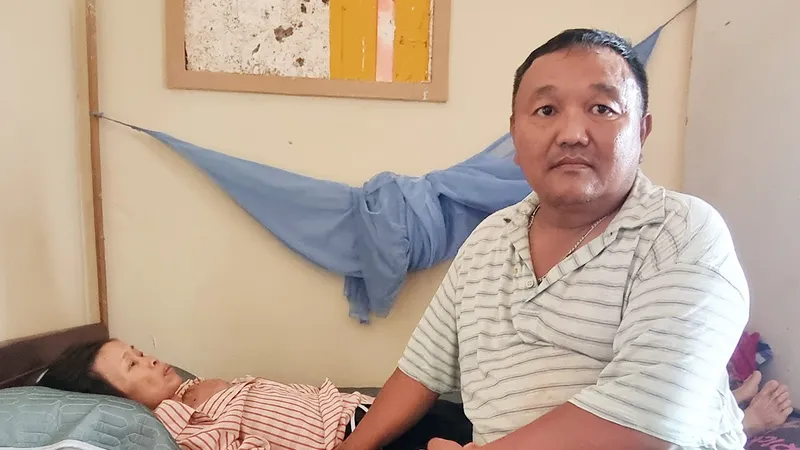 Chồng tàn tật nuôi vợ mắc u ác tính