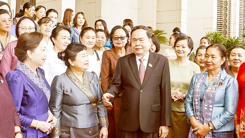 Chủ tịch Quốc hội Trần Thanh Mẫn với đại biểu Hội Phụ nữ và nữ doanh nhân Lào và Campuchia. Ảnh: TTXVN
