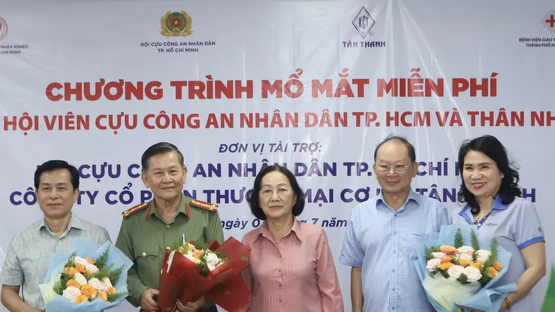 Đại diện Hội Cựu CAND TPHCM và Đại diện Công ty Tân Thanh nhận hoa cảm ơn từ Hội Bảo trợ bệnh nhân nghèo TPHCM. Ảnh: BÁO CATPHCM