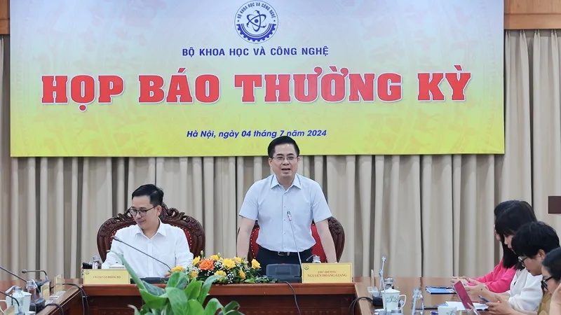 Thứ trưởng Bộ KH-CN Nguyễn Hoàng Giang phát biểu tại họp báo. Ảnh: TL 