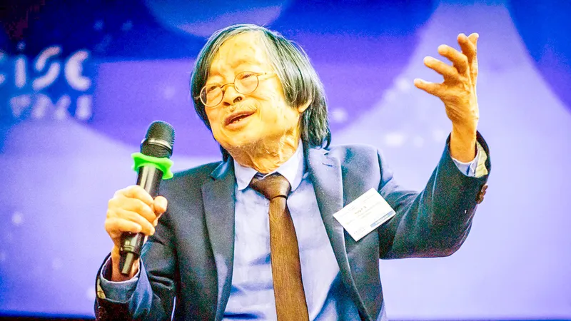 GS Phạm Quang Hưng (Đại học Virginia, Mỹ) chia sẻ nghiên cứu về lĩnh vực Vật lý hạt, Vũ trụ học. Ảnh: NGỌC OAI