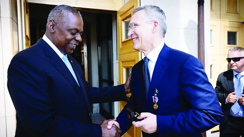 Tổng thư ký NATO Jens Stoltenberg (phải) gặp Bộ trưởng Quốc phòng Mỹ Lloyd Austin trước thềm hội nghị thượng đỉnh tại thủ đô Washington, Mỹ. Ảnh: NATO