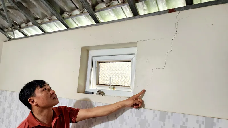 Người dân lo lắng khi ngôi nhà bị nứt nẻ do thi công nâng cấp quốc lộ 8A