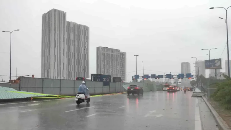 Mưa gió xuất hiện ở cả 3 miền, kéo dài đến ngày 18-7