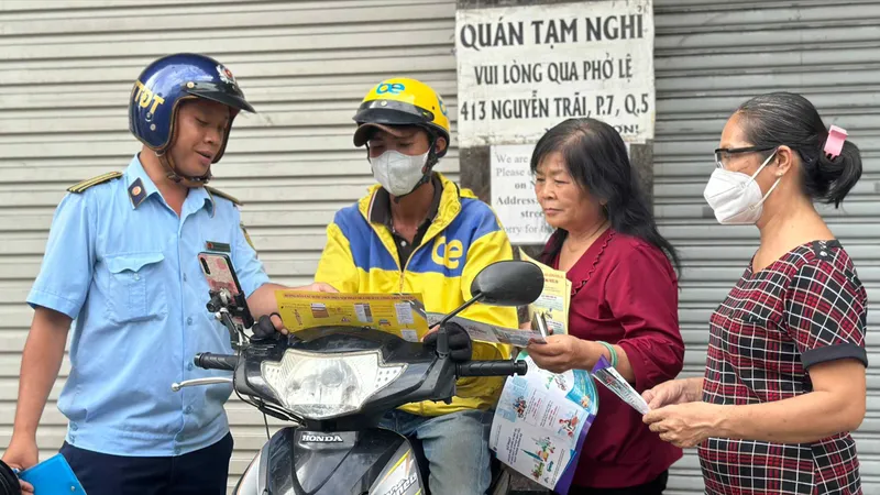 Lãnh đạo Công an TPHCM cùng các đơn vị chứng kiến việc ký kết giữa 12 phường tại quận 3. 