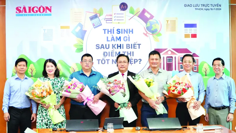 Nhà báo Nguyễn Nhật (bìa phải), Phó Tổng Biên tập Thường trực Báo SGGP, tặng hoa các khách mời tham gia buổi giao lưu trực tuyến