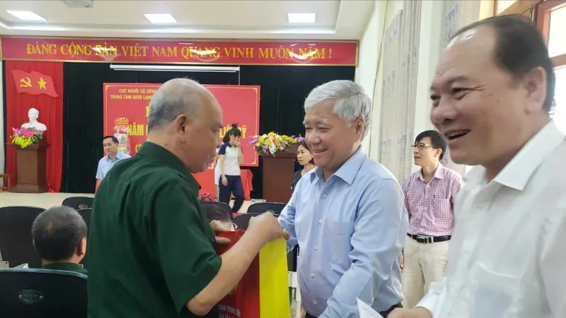 Chủ tịch Ủy ban Trung ương MTTQ Việt Nam Đỗ Văn Chiến tặng quà các thương bệnh binh Trung tâm Điều dưỡng thương binh Lạng Giang (tỉnh Bắc Giang)