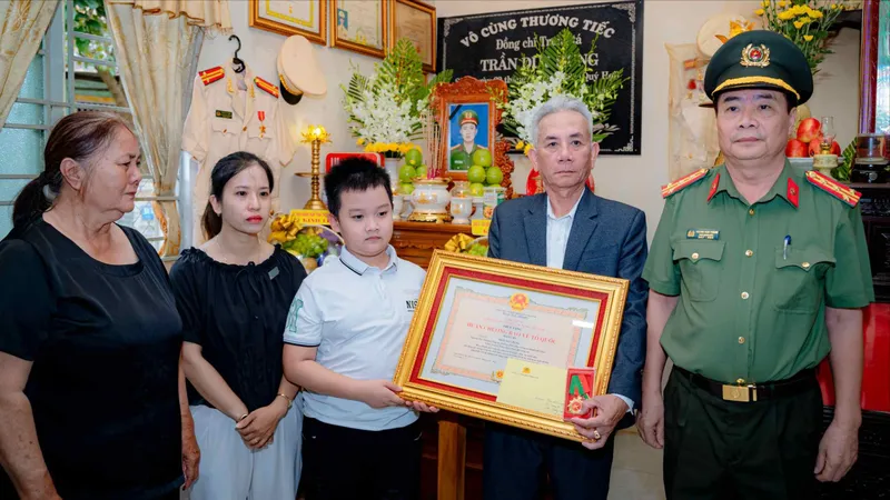 Trao Huân chương Bảo vệ Tổ quốc hạng Ba cho Trung tá Trần Duy Hùng do Chủ tịch nước truy tặng