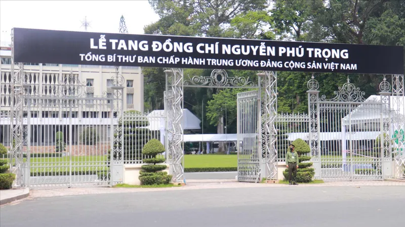 Người dân có mặt tại Hội trường Thống Nhất chờ viếng tang Tổng Bí thư Nguyễn Phú Trọng