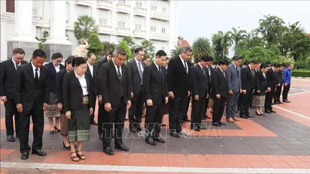 Nghi thức treo cờ rủ tại Văn phòng Thủ tướng Lào. Ảnh: TTXVN.