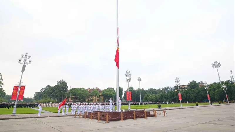 Trang trọng và xúc động cờ rủ ngày Quốc tang