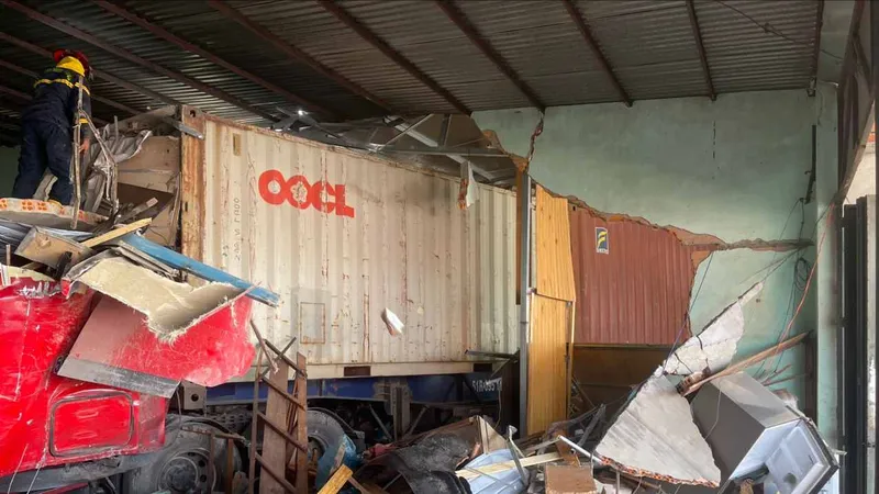 Vụ xe container tông hàng loạt nhà dân: Thêm một nạn nhân tử vong