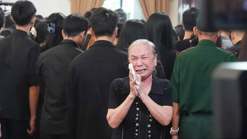 Dòng người đến sớm xếp hàng trật tự trước Hội trường Thống Nhất để chờ vào viếng Tổng Bí thư Nguyễn Phú Trọng