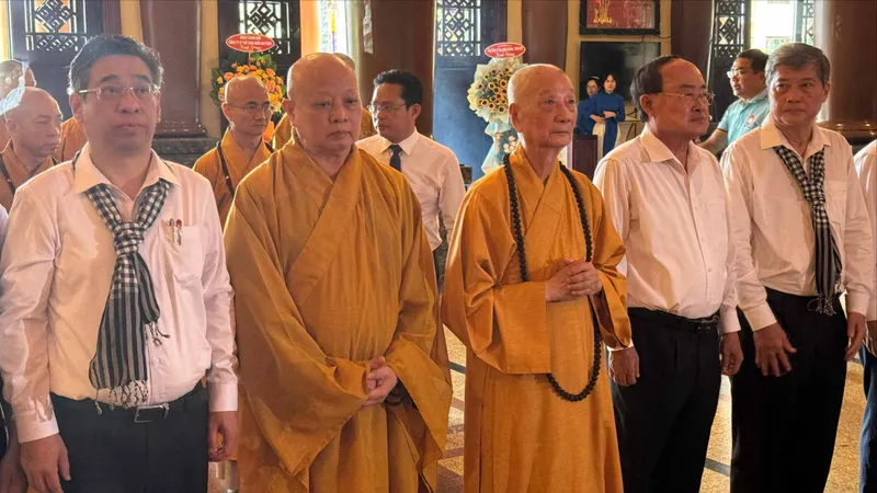 Đồng chí Nguyễn Phước Lộc cùng các đại biểu dự lễ tưởng niệm các anh hùng liệt sĩ.