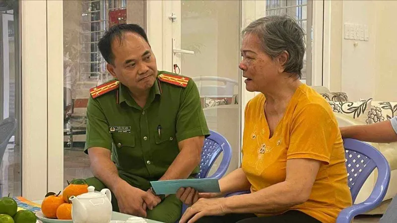 Đại tá Trần Văn Hiếu, Trưởng Công an TP Thủ Đức ân cần thăm hỏi sức khỏe, tặng quà các gia đình có công, chính sách ở TP Thủ Đức.