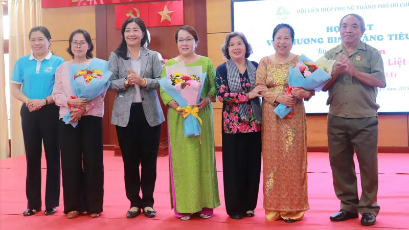 Trao tặng hoa tri ân vợ thương binh tham gia giao lưu tại chương trình