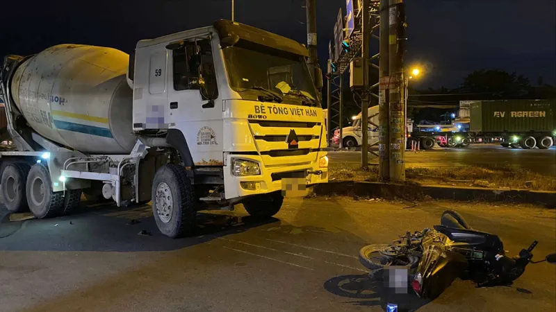 Vụ TNGT xảy ra vào ngày 17-4 trên Quốc lộ 1 giữa xe trộn bê tông và xe máy 