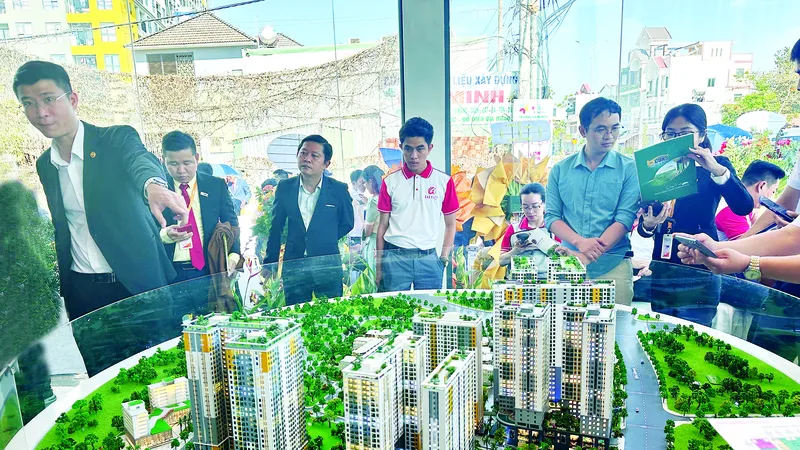 Khách hàng tìm hiểu một dự án căn hộ tại TP Dĩ An, tỉnh Bình Dương. Ảnh: ĐỨC TRUNG