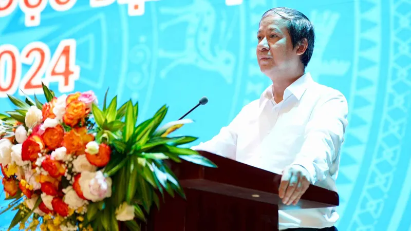 Chủ trì hội nghị, từ trái qua phải: Thứ trưởng Hoàng Minh Sơn, Bộ trưởng Nguyễn Kim Sơn, Vụ trưởng Vụ Giáo dục Đại học Nguyễn Thu Thủy.