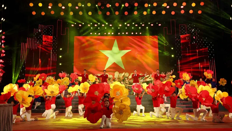 Tiết mục "Tôi yêu Tổ quốc tôi" mở màn chương trình nghệ thuật đặc biệt "Việt Nam – Tổ quốc trong tim tôi". Ảnh: DŨNG PHƯƠNG