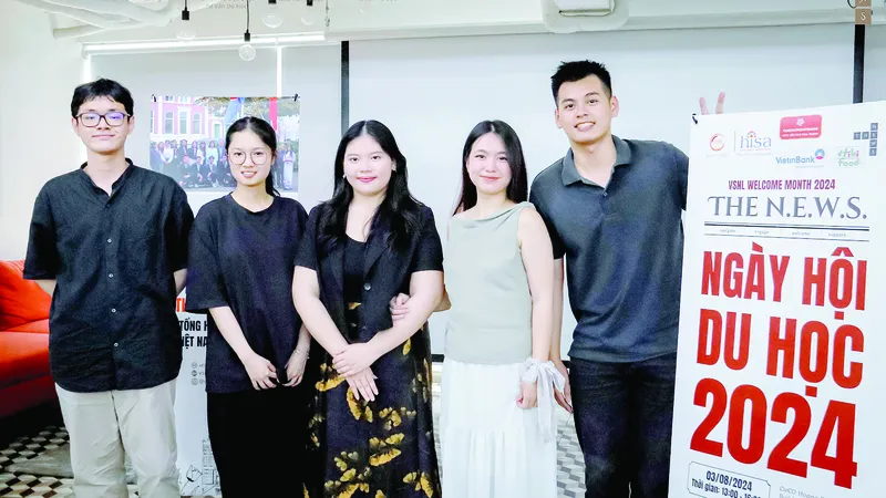 Vân Anh (giữa) trong Ngày hội du học Hà Lan 2024