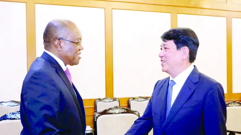 Thường trực Ban Bí thư Lương Cường và ông Manuel Domingos Augusto. Ảnh: TTXVN