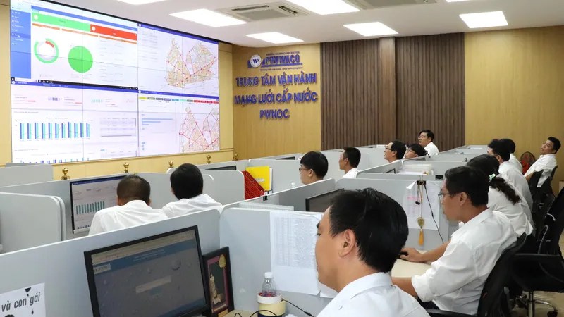 Nhân viên PHUWACO vận hành Trung tâm PWNOC