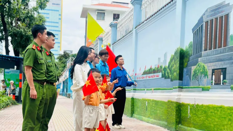 Ngắm Quảng trường Ba Đình giữa lòng TPHCM dịp Quốc khánh 2-9