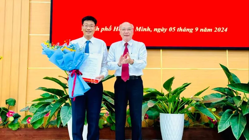 Trưởng Ban Tuyên giáo Thành ủy TPHCM Phan Nguyễn Như Khuê trao quyết định cho đồng chí Trần Thanh Tùng