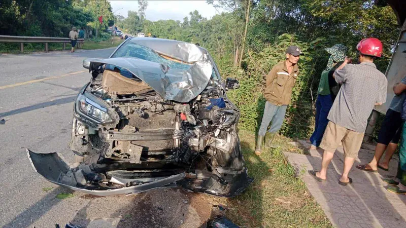 Đại tá Đặng Hoài Sơn, Phó Giám đốc Công an tỉnh Hà Tĩnh trực tiếp chỉ đạo tại hiện trường vụ tai nạn giao thông 