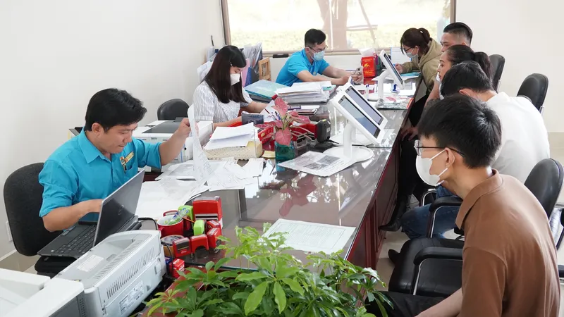Công chức Trung tâm Hành chính công TP Thủ Đức tiếp nhận thủ tục hành chính của người dân