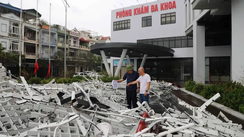 Quảng Ninh: Nhiều cơ sở y tế tan hoang sau bão, điện nước đang cạn kiệt dần