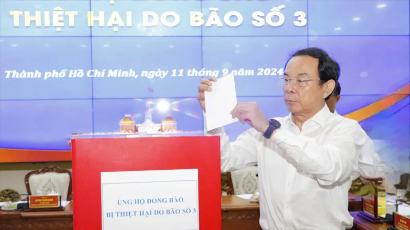 Bí thư Thành ủy TPHCM cùng Viện trưởng Viện KSND Tối cao quyên góp ủng hộ đồng bào bị thiệt hại do bão số 3