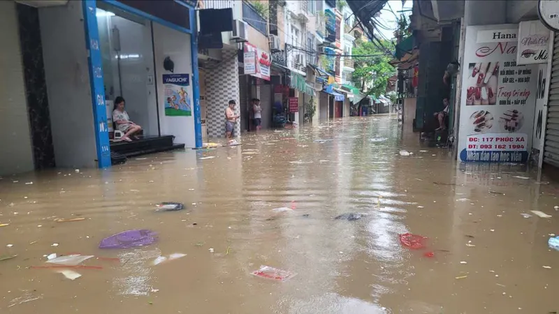 Nước lũ sông Hồng tiếp tục lên cao đe dọa chợ đầu mối lớn nhất Thủ đô