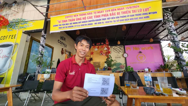 Khách đến uống cà phê thanh toán bằng cách chuyển khoản ủng hộ đồng bào các tỉnh phía Bắc