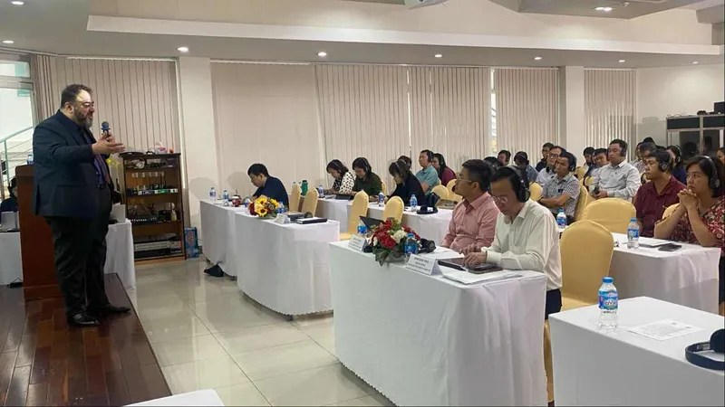 Lãnh đạo các Sở, ngành, quản lý của các cơ quan, tổ chức, cán bộ, công chức, viên chức.. tham gia khoá học. Ảnh : XUÂN HẠNH