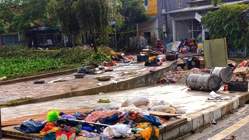 Khu vực chợ đêm Phố Ràng, huyện Bảo Yên, tỉnh Lào Cai tan hoang, ngập chìm trong rác sau khi lũ rút. Ảnh: LƯU THỦY