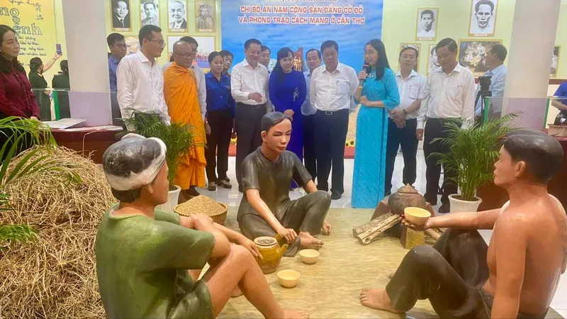 Các đại biểu cắt băng khai mạc trưng bày