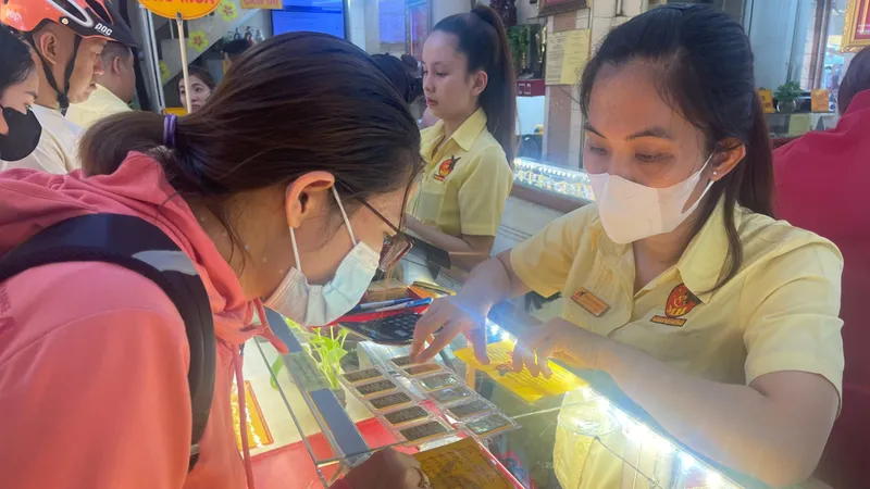 Giá vàng nhẫn 9999 vẫn neo ở đỉnh bất chấp vàng thế giới quay đầu giảm