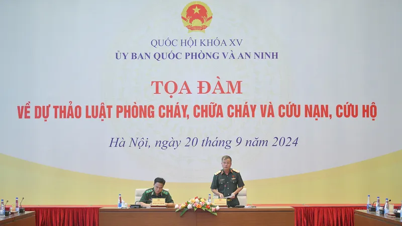 Trung tướng Nguyễn Hải Hưng, Phó Chủ nhiệm Ủy ban Quốc phòng và An ninh phát biểu khai mạc tọa đàm