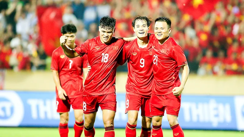 Học và làm bóng đá thật sự