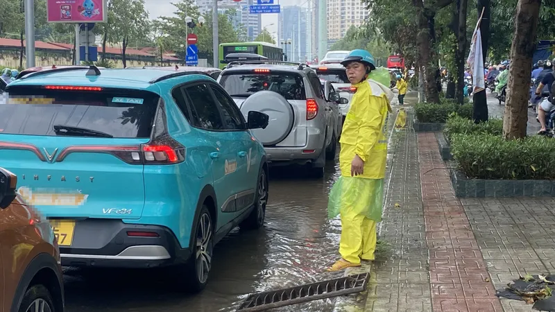 Không khí lạnh tràn về, miền Bắc mưa tầm tã không ngớt