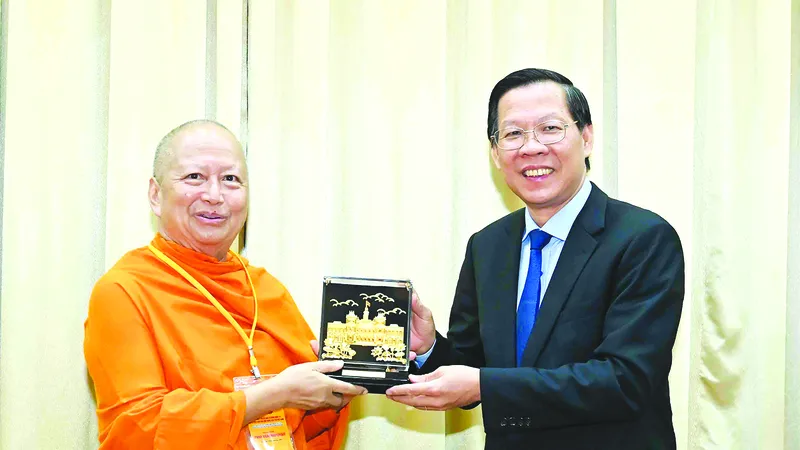 Chủ tịch UBND TPHCM Phan Văn Mãi trao quà lưu niệm đến Hòa thượng, GS-TS Phra Brahmapundit, Chủ tịch Ủy ban Tổ chức Quốc tế Đại lễ Vesak Liên hợp quốc. Ảnh: VIỆT DŨNG