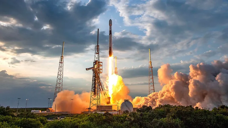 Tên lửa Falcon 9 của Công ty SpaceX (Mỹ) đưa vệ tinh Turksat 6A lên quỹ đạo vào tháng 7-2024. Ảnh: SPACEX