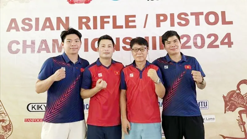Huấn luyện viên trưởng Park Chung - gun (đeo kính) cùng ba xạ thủ giành huy chương Bạc nội dung súng ngắn bắn nhanh 25m, tại Giải vô địch súng trường/súng lục châu Á 2024 ở Jakarta (Indonessia). Ảnh: TTXVN 