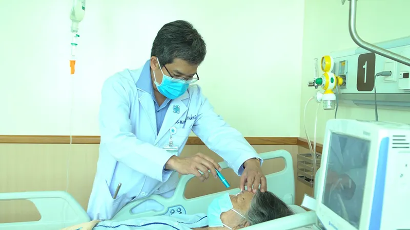 Bác sĩ Bệnh viện Đại học Y Dược TPHCM thăm khám cho người bệnh bị đột quỵ do tự ý dùng thuốc